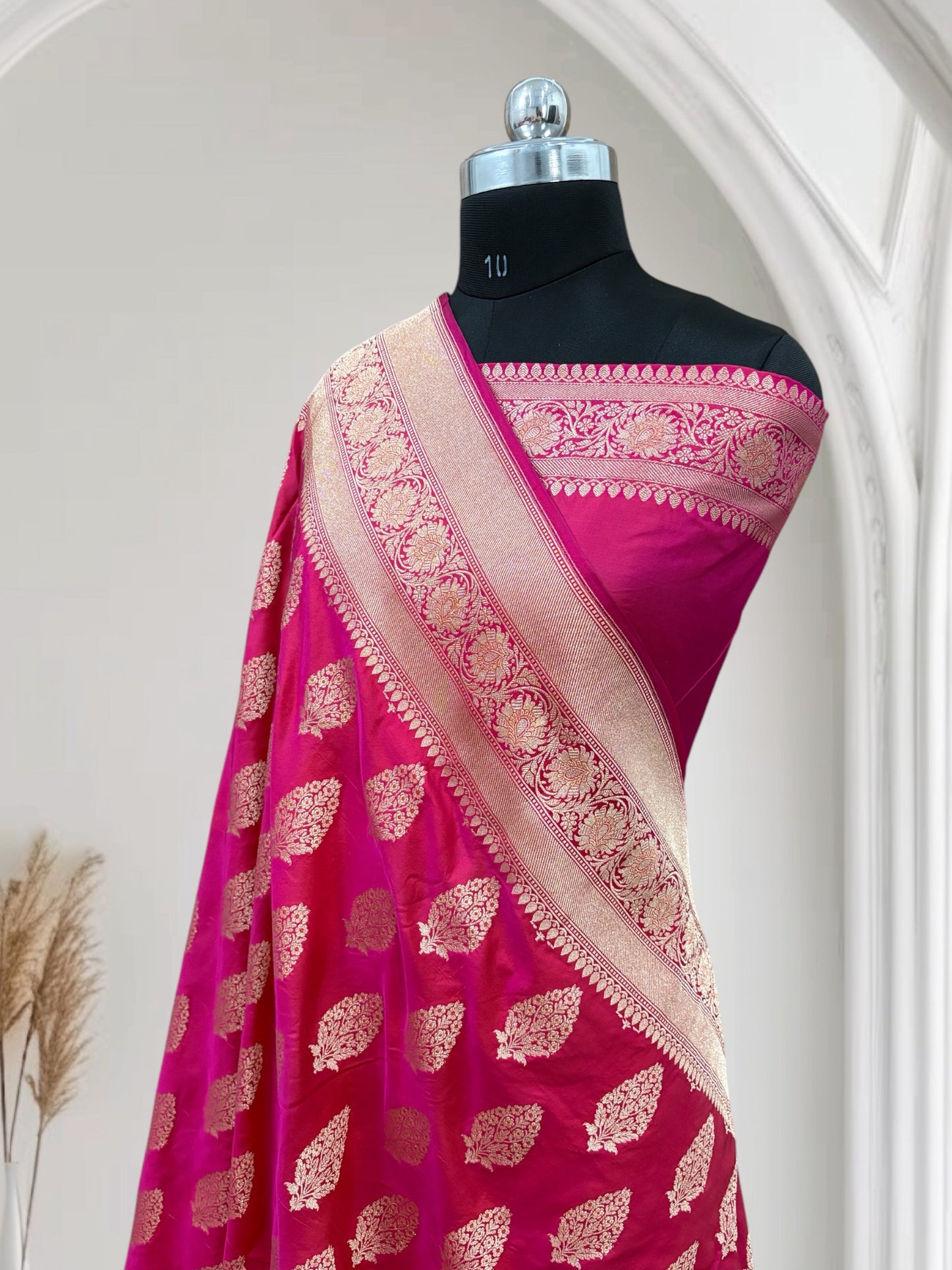 Rani With Red Shaded Dual-Tone Effect Pure Kataan Silk Banarasi Saree