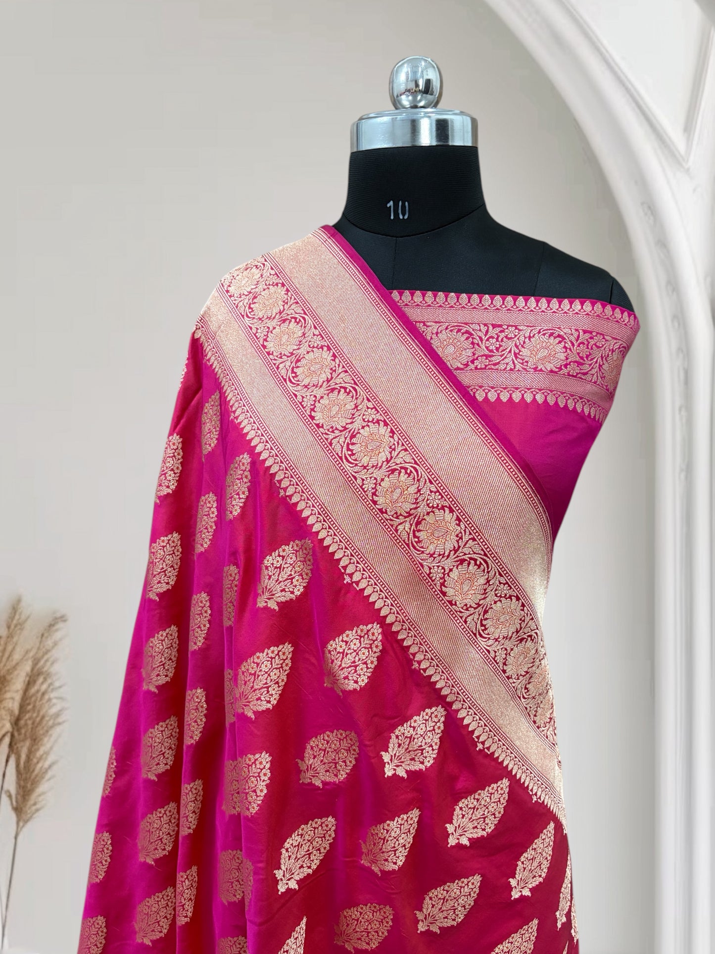 Rani With Red Shaded Dual-Tone Effect Pure Kataan Silk Banarasi Saree