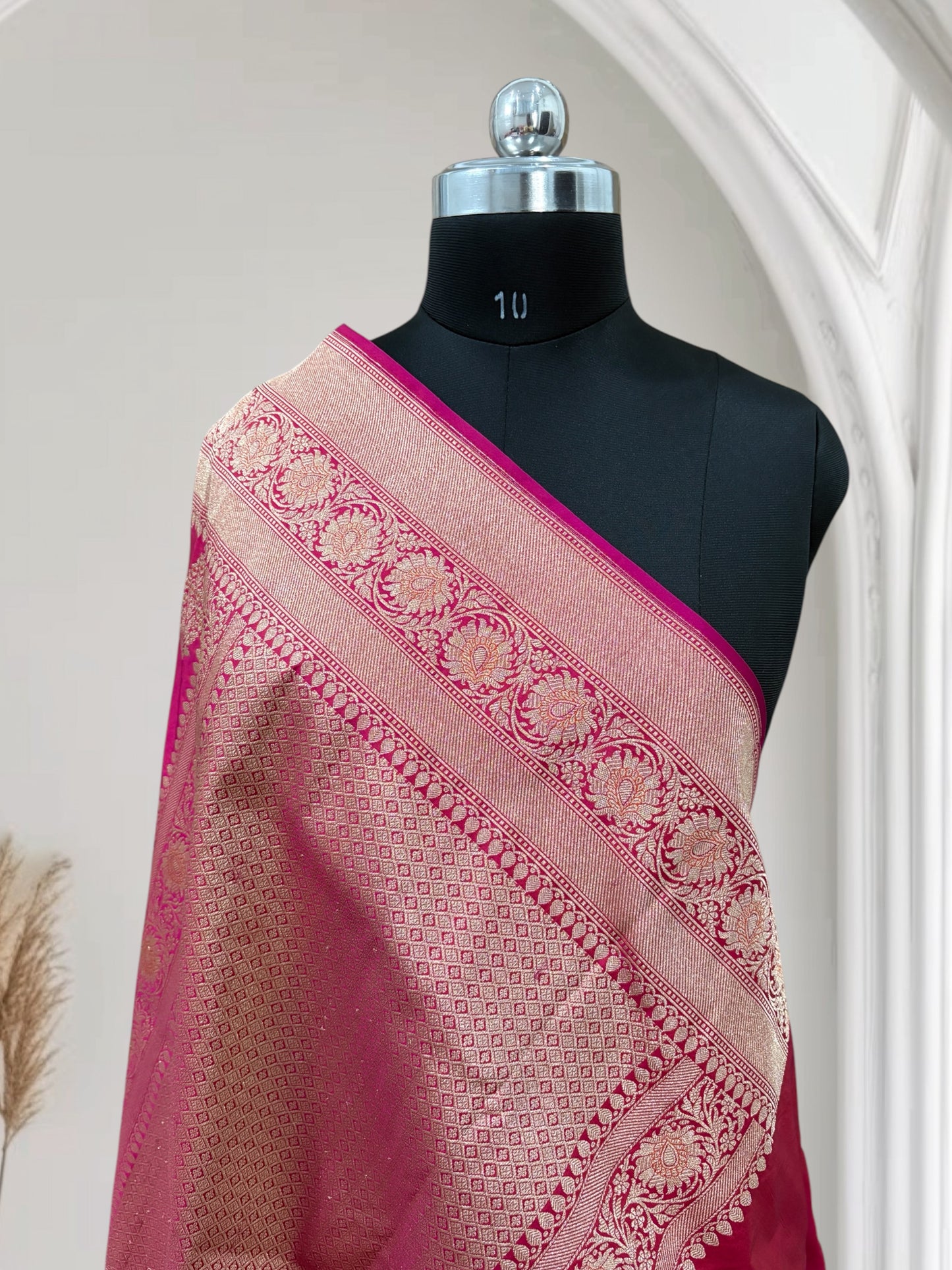 Rani With Red Shaded Dual-Tone Effect Pure Kataan Silk Banarasi Saree
