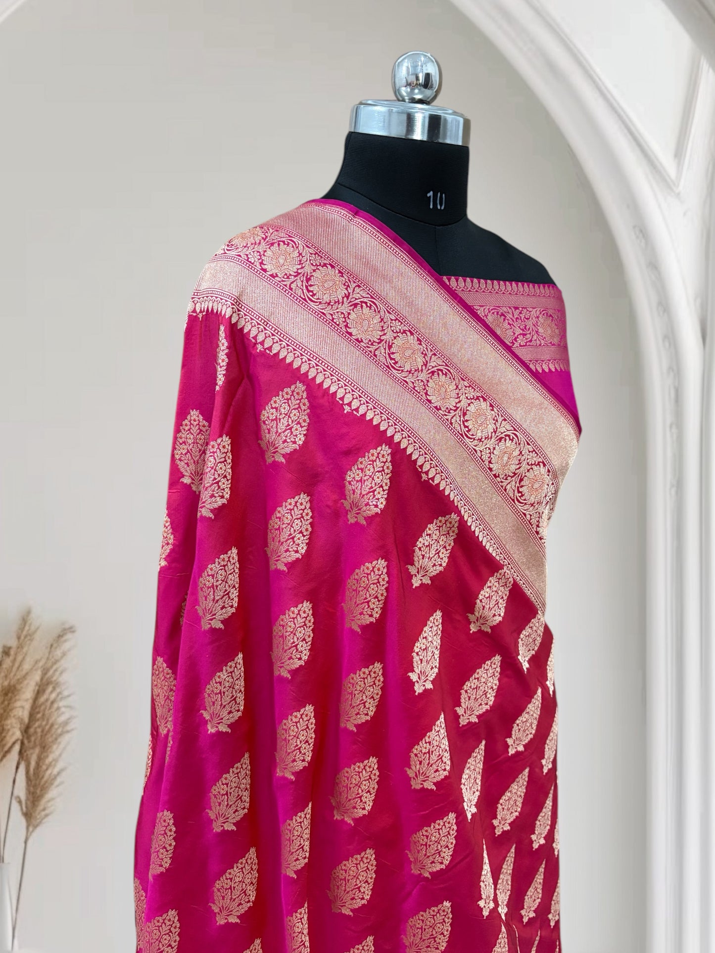 Rani With Red Shaded Dual-Tone Effect Pure Kataan Silk Banarasi Saree